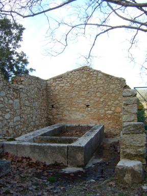 Vue du mur de l'appentis et du bassin du lavoir de Saint-Julien, Saint Julien le Montagnier.
