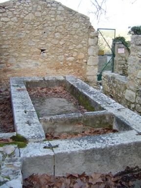 Vue des bassins et des plans de lavages en pierres de taille, lies par des agrafes en fer, du lavoir de Saint-Julien, Saint Julien le Montagnier.