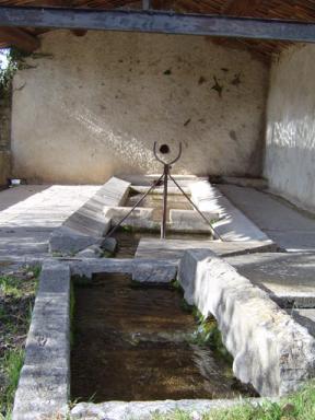 Vue du bac abreuvoir et des bassins de lavage en arrire plan, fontaine-lavoir des Fontettes, Saint Julien le Montagnier.