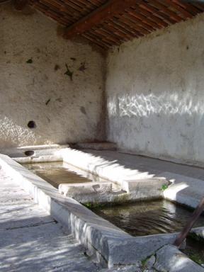 Vue des bassins et des plans de lavage du lavoir des Fontettes, Saint Julien le Montagnier.