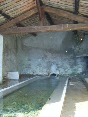 Vue des plans de lavage du bassin du lavoir couvert de Beaucas, Saint Julien le Montagnier.