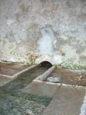 Vue de la rigole d'adduction d'eau du lavoir couvert de Beaucas, Saint Julien le Montagnier.