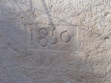 Dtail, vue du chronogramme grav sur le lavoir couvert de Beaucas, Saint Julien le Montagnier.