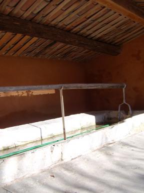 Vue du bassin de lavage et de la barre d'essorage du lavoir de Saint-Joseph, Saint Julien le Montagnier.