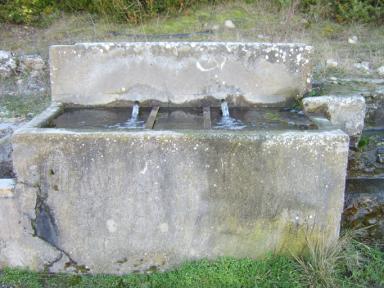 Vue de la fontaine d'alimentation en eau du lavoir de Saint-Joseph, Saint Julien le Montagnier.