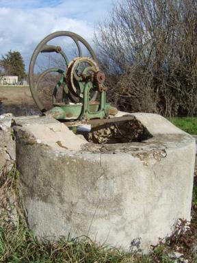 Vue du puits et du systme de noria du lavoir des Bernes, Saint Julien le Montagnier.