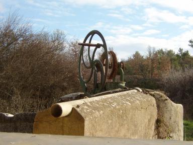 Vue de la conduite d'alimentation d'eau du lavoir des Bernes, Saint Julien le Montagnier.