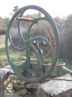 Vue de la roue  bras de la noria de puisage du lavoir des Bernes, Saint Julien le Montagnier.