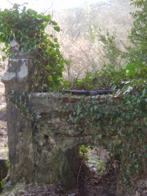 Vue de l'adduction d'eau de la fontaine de Malaurie, Saint Julien le Montagnier.