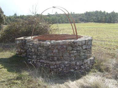Vue d'ensemble du puits de la Mantuane, Saint Julien le Montagnier.