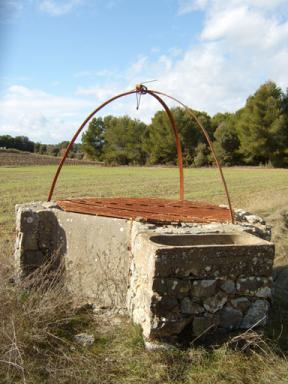 Vue du support de puisage du puits de la Mantuane, Saint Julien le Montagnier.