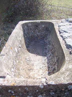 Vue d'un bassin en ciment du puits de la Mantuane, Saint Julien le Montagnier.