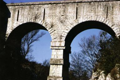 Vue d'ensemble de l'aqueduc de la Maulaurie, Saint Julien le Montanier.
