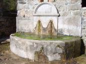 Vue du bassin de demi lune de la fontaine du Boisset, Saint Julien le Montagnier.