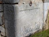 Dtail, vue d'une pierre de taille de remploi du lavoir du Boisset, Saint Julien le Montagnier.