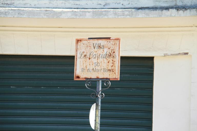 Plaque de la Villa Les Caroubiers sur le boulevard du Mont-Boron.