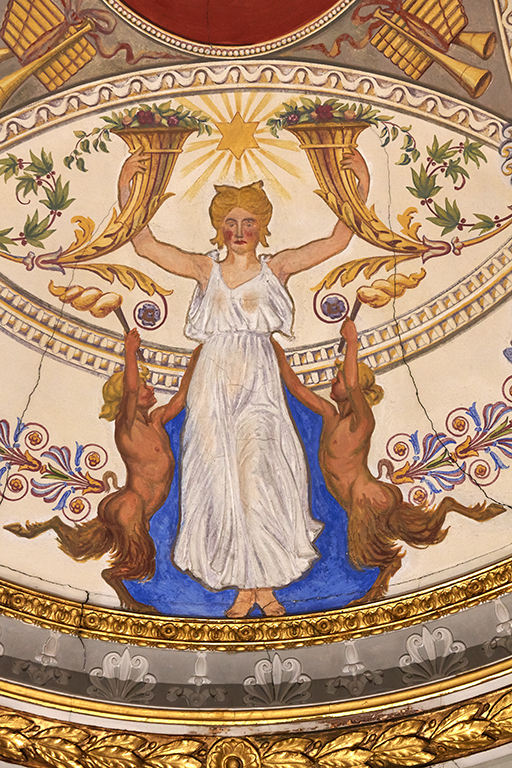 Personnage fminin peint sur la couronne entourant le motif central du plafond.