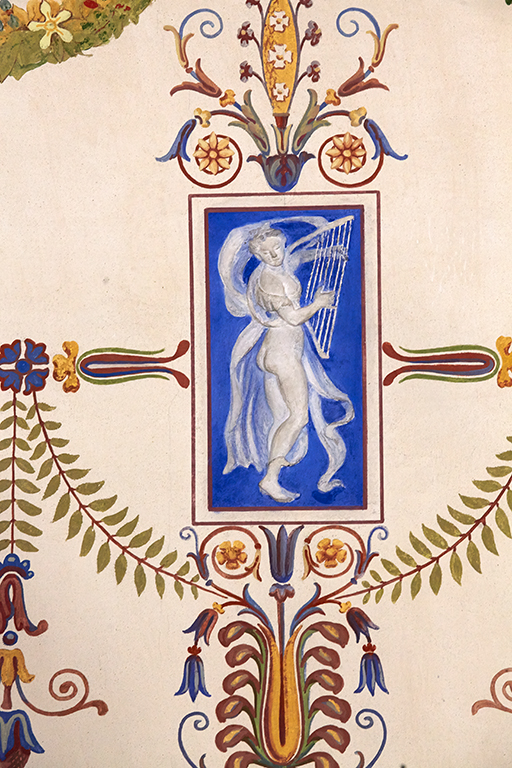 Relief en gypserie ornant ladoucissement du plafond : femme jouant de la lyre.