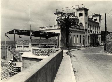 [Le restaurant et tablissement de bains Roc Beach, faade sud-est, vers 1945]