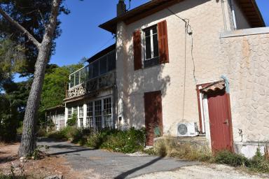 Ancienne maison liguro-niçoise modifiée mais ayant conservé une rocaille de terrasse au lotissement du parc forestier du Mont-Boron. Parcelle KC0065.@Ancienne maison liguro-niçoise modifiée mais ayant conservé une rocaille de terrasse au lotissement du parc forestier du Mont-Boron. Parcelle KC0065.@Ancienne maison liguro-niçoise modifiée mais ayant conservé une rocaille de terrasse au lotissement du parc forestier du Mont-Boron. Parcelle KC0065.