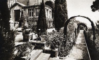 La terrasse infrieure de la Villa Les Lucioles.