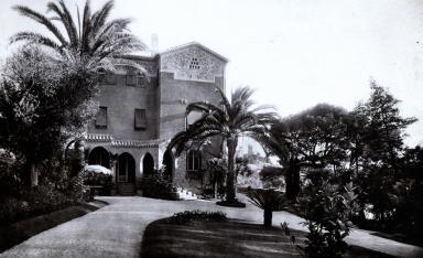 Le jardin de la Villa Les Lucioles vers 1950.