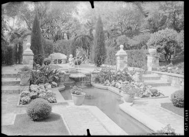 Villa Les Lucioles, Jardin avec un bassin au ras du sol.