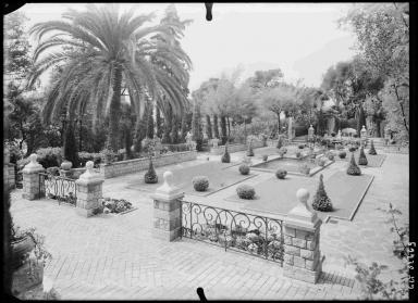Nice, chemin des Crtes : villa Les Lucioles. Jardin vue d'angle  partir d'une terrasse sur le jardin avec un bassin au ras du sol.