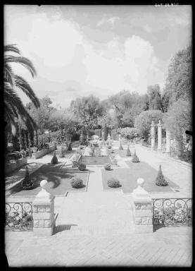 Nice, chemin des Crtes : villa Les Lucioles. Vue du jardin  partie d'une terrasse avec le bassin au ras du sol.