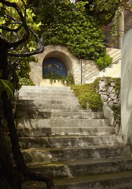 La fontaine des colombes et l'escalier d'accs  la piscine.