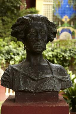 Le jardin du trompe-lil. Buste de Caroline Ladan-Bockairy. Sculpteur : Lopold Bernstamm. 1927.
