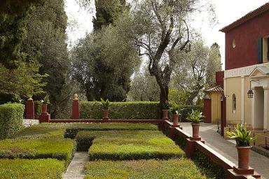 Le jardin du trompe-lil devant la villa.