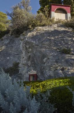 Le rocher d'Orphe et le mausole.