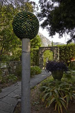 Colonne surmonte d'une sphre ajoure : vue rapproche prise depuis l'ouest.