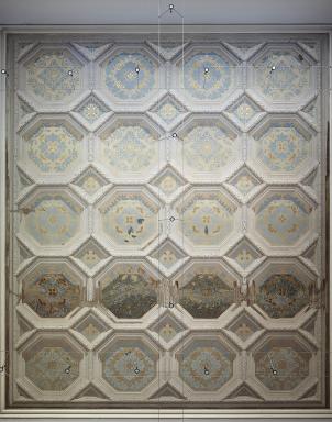 Actuelle pièce d'accueil. Plafond peint à caissons.
