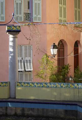 Jardin du Campanin. Banc et colonne  dcor de carreaux orns de citrons.