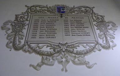 Couloir du rez-de-chausse. Tableau des maires de Menton depuis 1860.