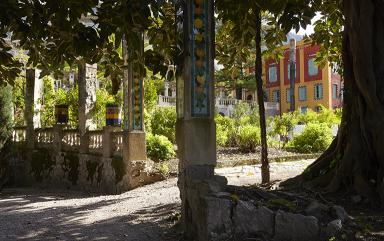 Colonnade de piliers entre le sud et le nord du jardin. A l'arrire plan, le cinma.