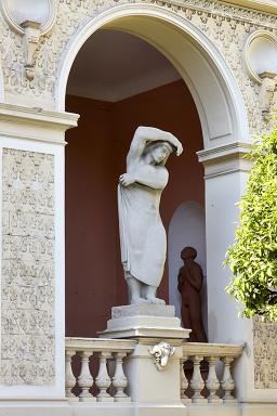 Arcade du portique. Statue de l'Hiver. Sculpteur : Joseph Rivire. 1954.@Statue de l'Hiver. Sculpteur : Joseph Rivire. 1954.
