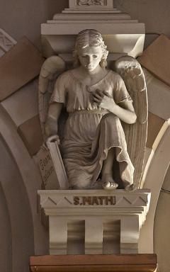 Arcades du choeur. Morceau d'entablement couronn de l'ange de saint Matthieu.