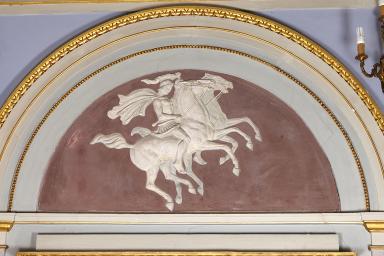 Dessus-de-porte orné d'un décor en gypserie.