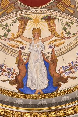 Personnage féminin peint sur la couronne entourant le motif central du plafond.