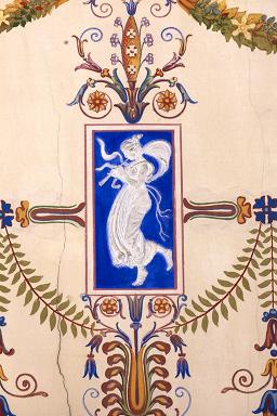 Relief en gypserie ornant l'adoucissement du plafond : femme jouant de la flute.