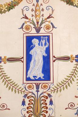 Relief en gypserie ornant l'adoucissement du plafond : femme jouant de la cithare.