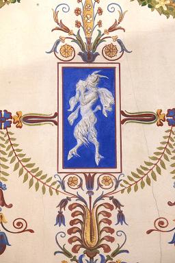 Relief en gypserie ornant l'adoucissement du plafond : satyre jouant de la flute de Pan.