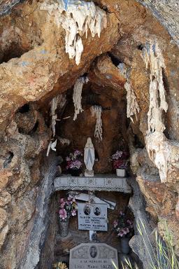 Tombeau en rocaille de la famille Salze. Intrieur imitant la grotte de Lourdes.