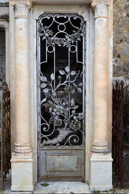 Tombeau de la famille Charles Pastor (concession 364). Porte en ferronnerie  motifs floraux.