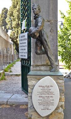 Statue de William Webb Ellis (1806-1872), inventeur du rugby. Sculpteur : Graham Ibbeson (1987).