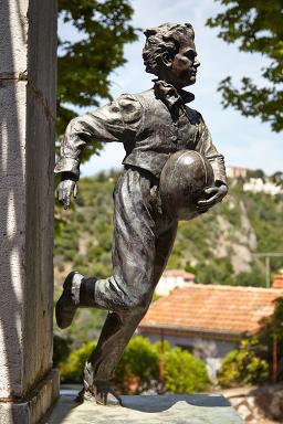 Statue de William Webb Ellis (1806-1872), inventeur du rugby. Sculpteur : Graham Ibbeson (1987)