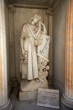 Tombeau de la famille Louis Navoni. Statue de pleureuse (concession 363).